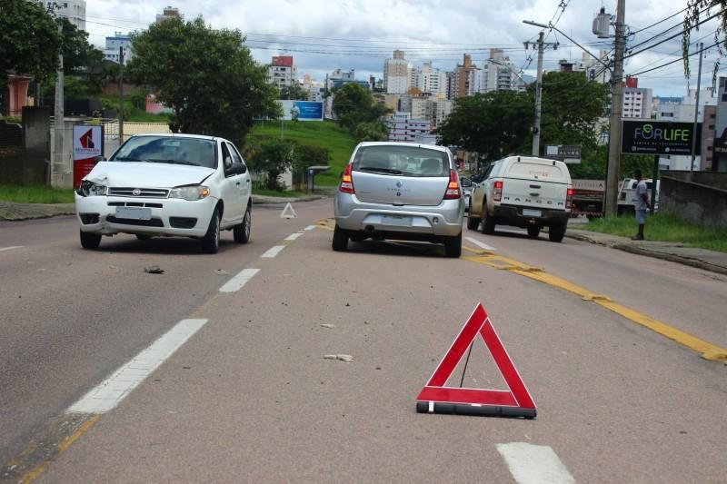 Colisão entre dois carros é registrada na rua Álvaro Catão
