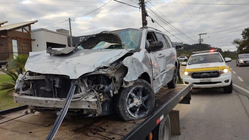 Motorista colide em parada de ônibus e abandona veículo na SC-370