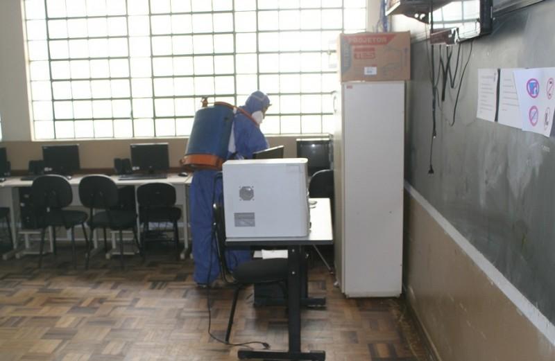 Nova dedetização é feita em escola infestada por pulgas