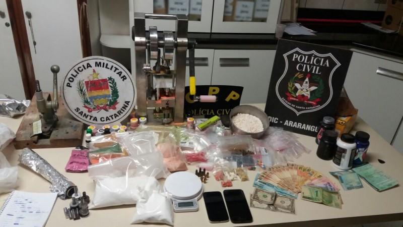  PM identifica fabricação de comprimidos sintéticos em casa de dono de lavação
