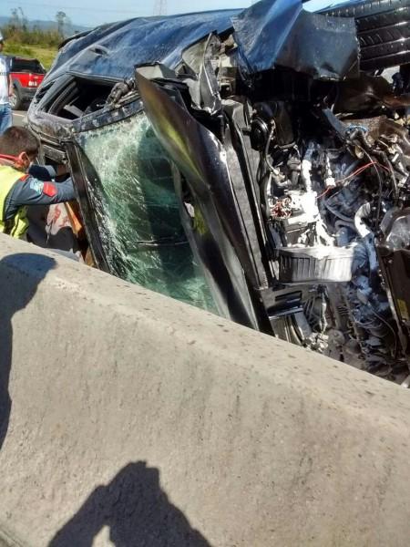 Motorista fica em estado grave ao colidir e capotar na 101