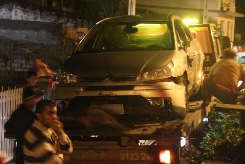 Embriagado, homem colide carro em uma casa