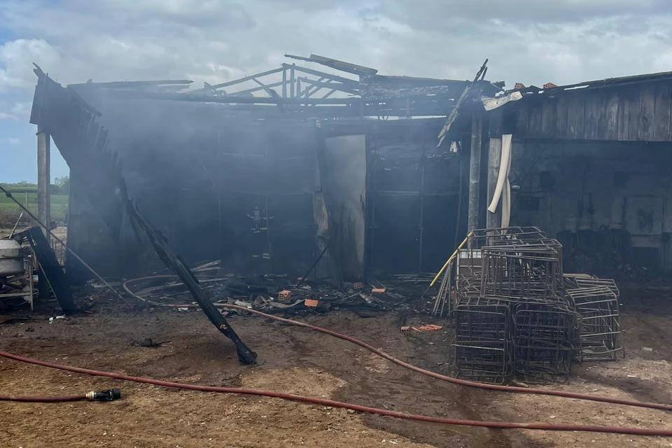 Bombeiros combatem incêndio em estufa de fumo de Forquilhinha