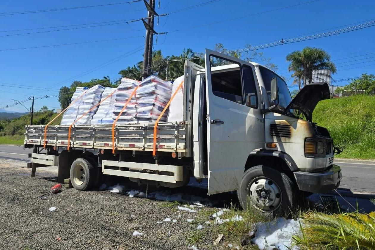 Caminhão com carga avaliada em R$ 30 mil é atingido por incêndio na SC-108