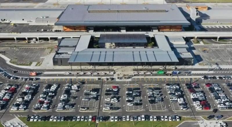 Aeroporto Internacional de Florianópolis fecha após avião apresentar dano ao pousar