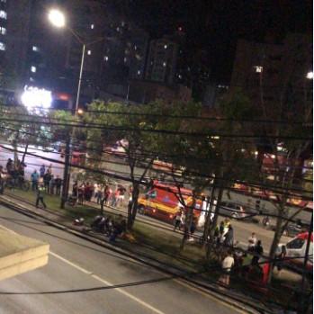 Homem é atropelado na avenida Centenário durante fuga de assaltante 