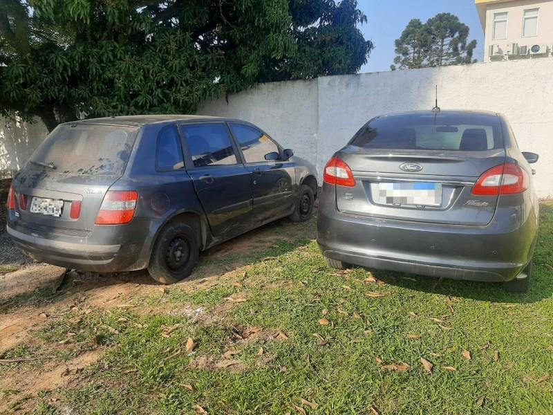 PM recupera dois carros roubados, um deles utilizado em assalto na avenida Centenário
