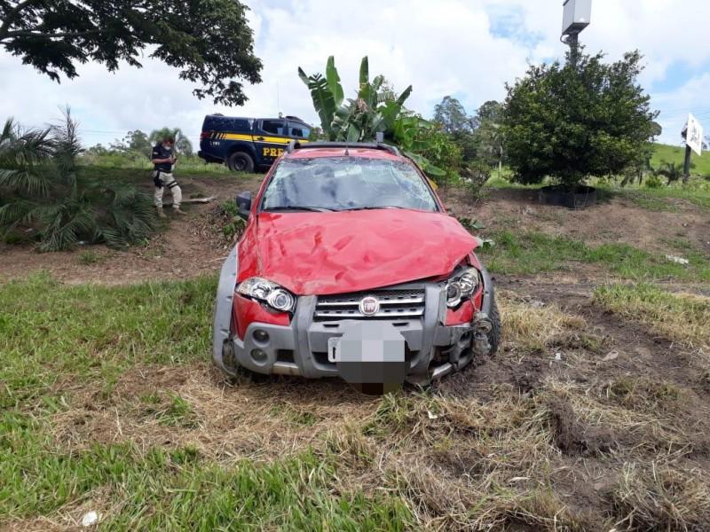 Condutora perde controle de veículo, colide em mureta e capota na BR-101