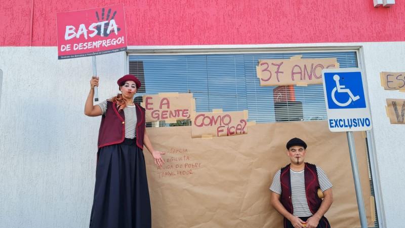 Fechamento de agência em Criciúma: bancários fazem cena teatral em protesto