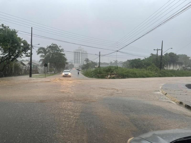 Criciúma: ruas da Grande Próspera ficam alagadas com forte chuva