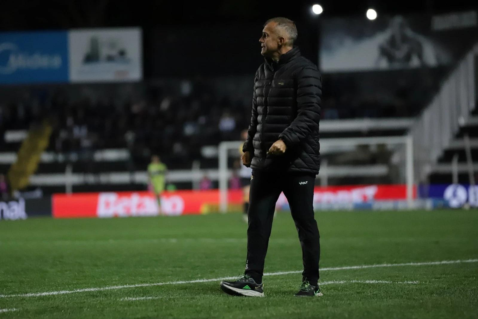 Eduardo Baptista aponta erros técnicos e faz críticas à arbitragem após derrota para o Operário