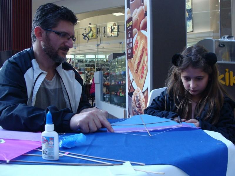 Pais e filhos produzem centenas de pipas em oficina