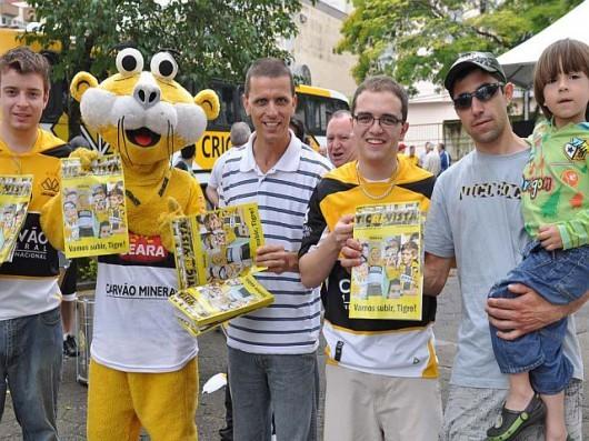 Alunos de Jornalismo da Satc distribuem revista do Tigre