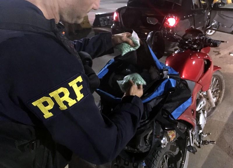VÍDEO: Jovem é detido ao transportar dois mil comprimidos de ecstasy na BR-101