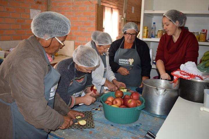 Grupo de mulheres da Serra da Pedra aprende a fazer doces e geléias