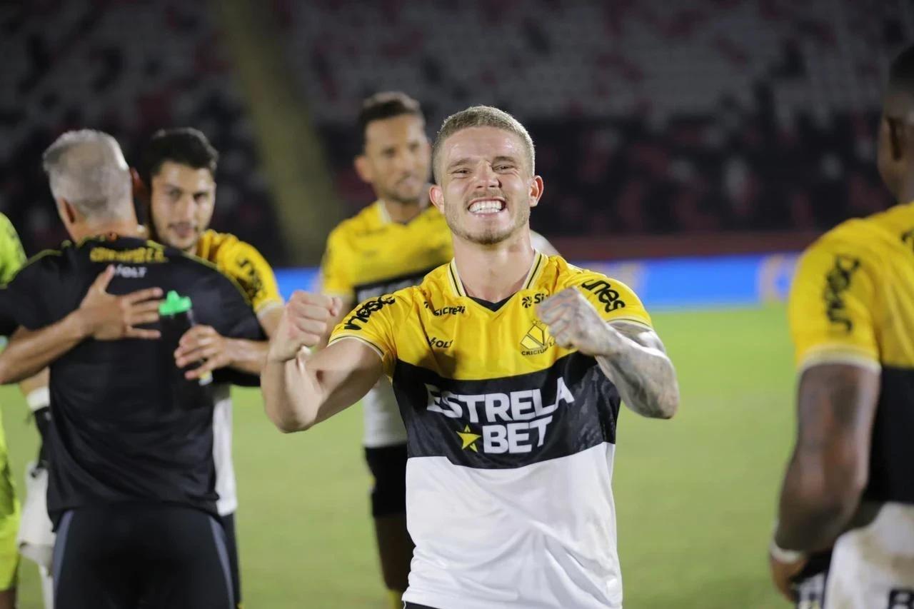 Criciúma busca efeito suspensivo para poder contar com jogador contra o Goiás