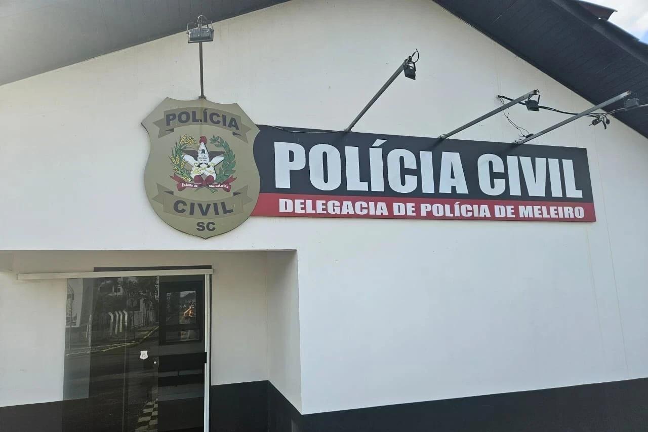 Homem é preso pela Polícia Civil após danificar residência e ameaçar mãe e irmã