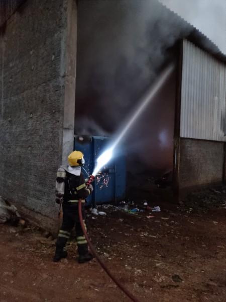 Centro de reciclagem é parcialmente destruído por incêndio em Praia Grande