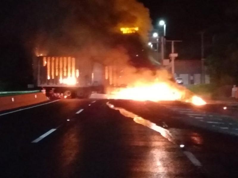 Criminosos espalharam 'miguelitos' na pista e obstruíram a BR-101 com caminhão em chamas 