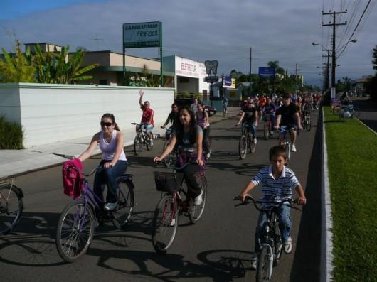 Turvo homenageia trabalhadores com passeio ciclístico