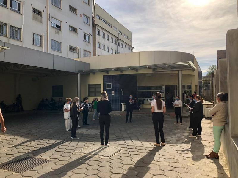 Por meio do canto, profissionais do HSJ levam mensagens de fé a pacientes e colaboradores