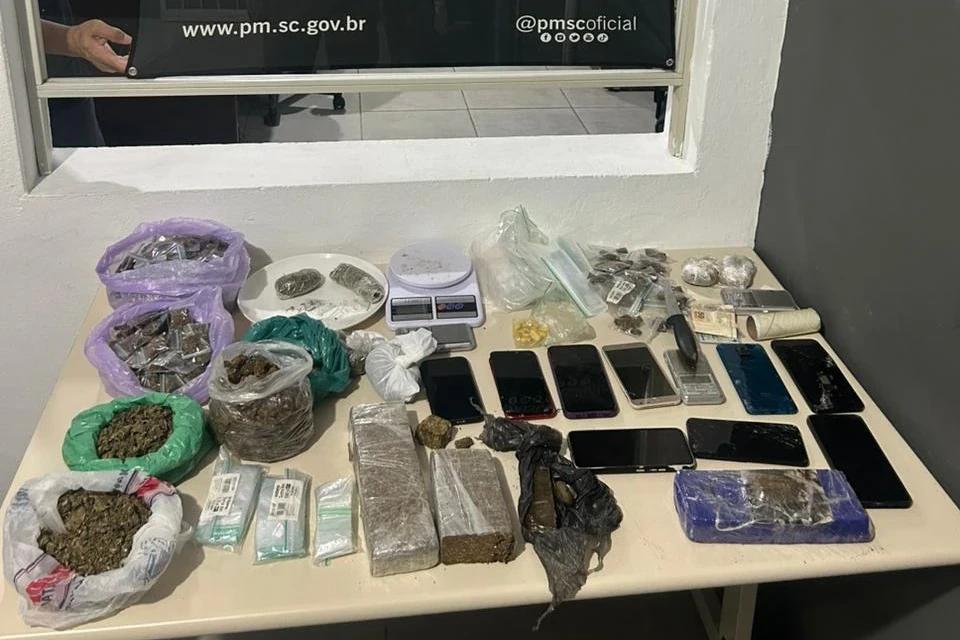 PM apreende grande quantidade de drogas e prende cinco pessoas em Tubarão