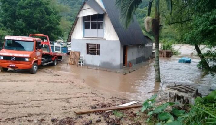 Sobe nível de água do rio Tubarão e casas são alagadas