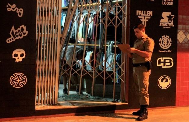 Homens utilizam carro para derrubar porta e furtar loja de Nova Veneza 