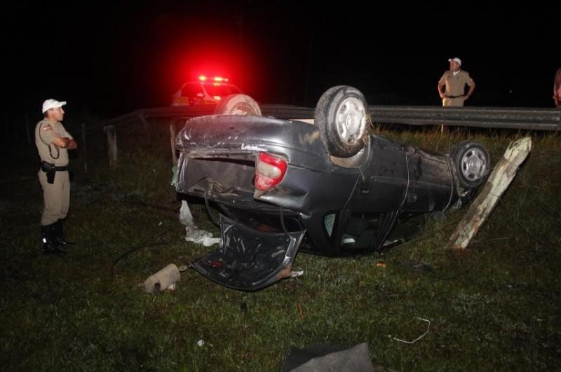 Motorista embriagado capota carro em Lauro Müller