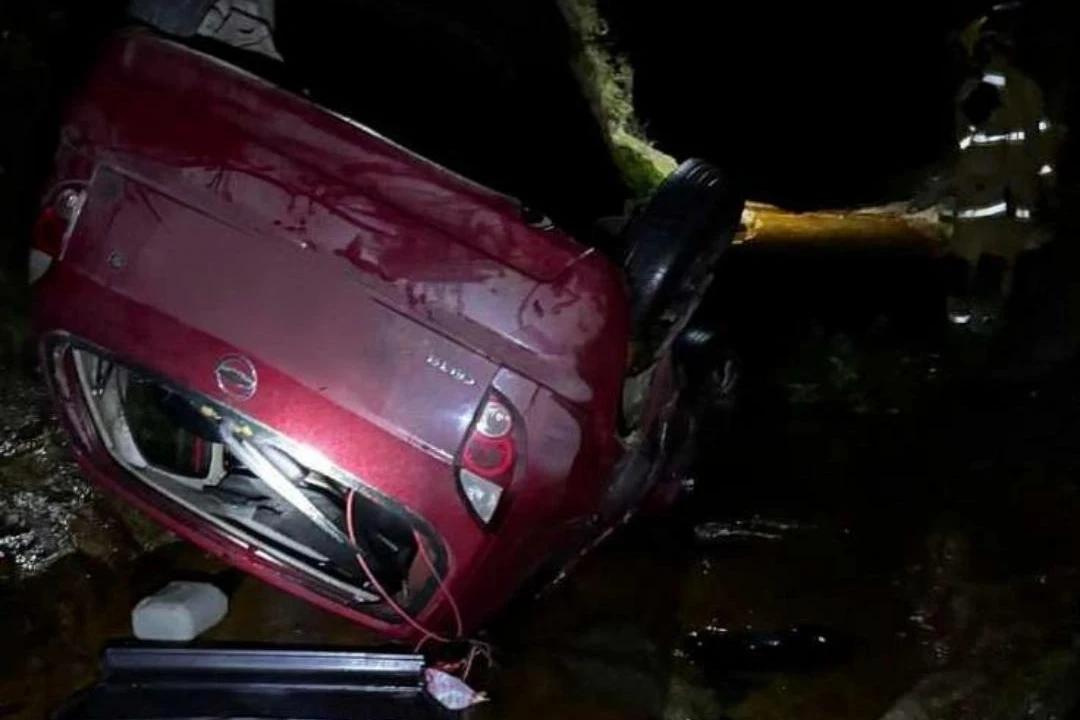 Veículo cai em rio após saída de pista em Lauro Müller