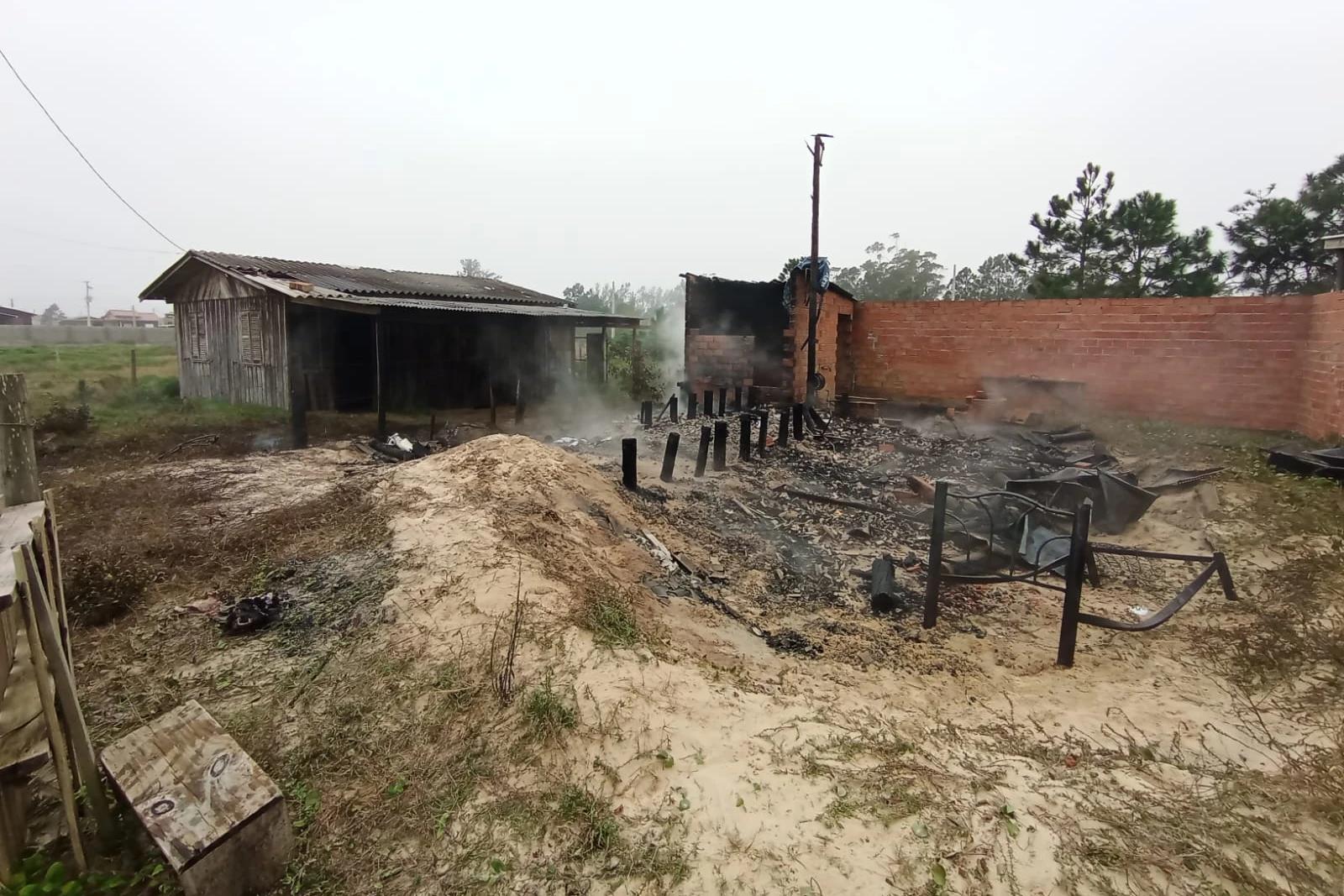 Bombeiros são acionados para combater incêndio em residência
