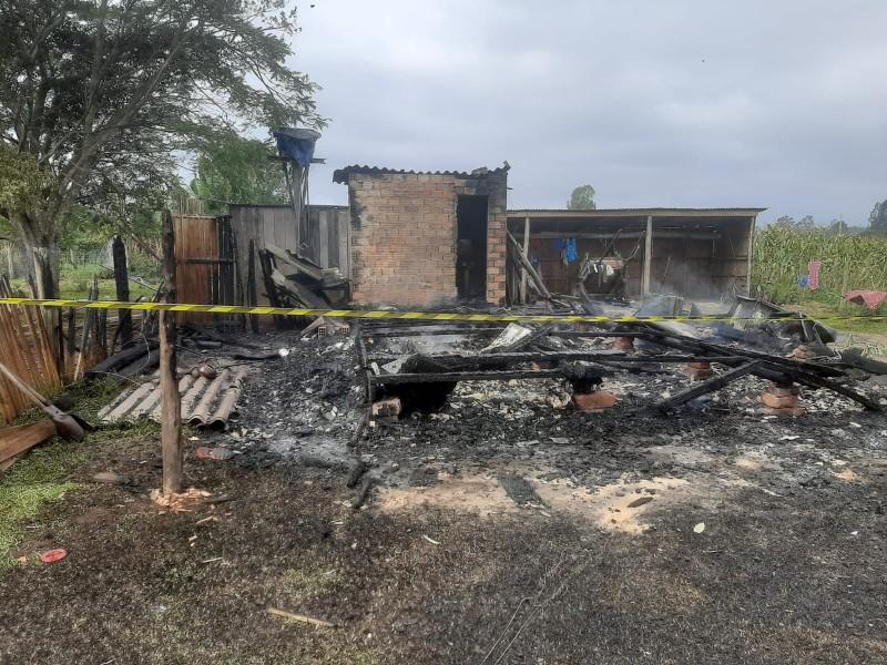 Casa é destruída pelo fogo em São João do Sul