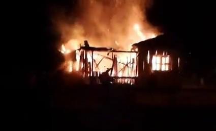 Casa é destruída em incêndio (vídeo)