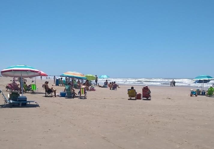 Veranistas aproveitam o calor em Balneário Rincão