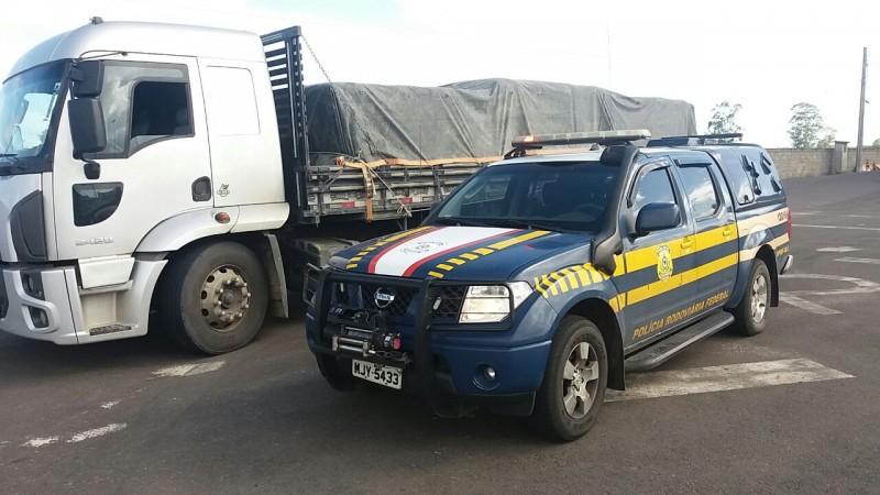 Caminhão é flagrado com mais de 10 toneladas de excesso de peso na BR 101