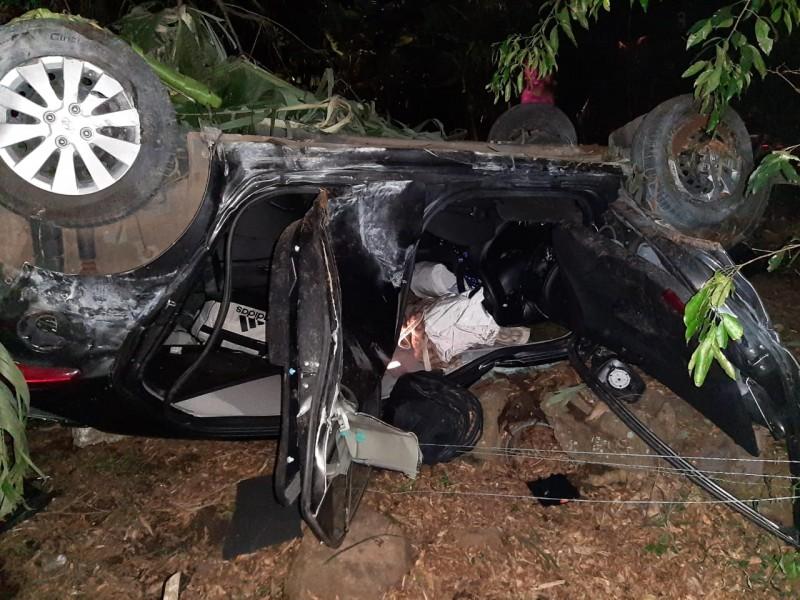 Motorista perde o controle da direção, sai da pista e colide carro contra árvore na BR-101