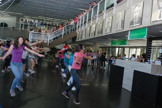 Trabalhadores da prefeitura de Criciúma são homenageados com flash mob