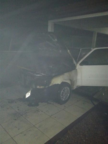 Incêndio destrói carro estacionado em garagem