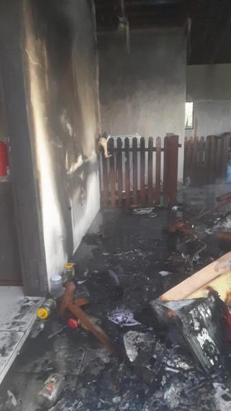 Moradores combatem incêndio em residência com mangueiras de jardim em Passo de Torres