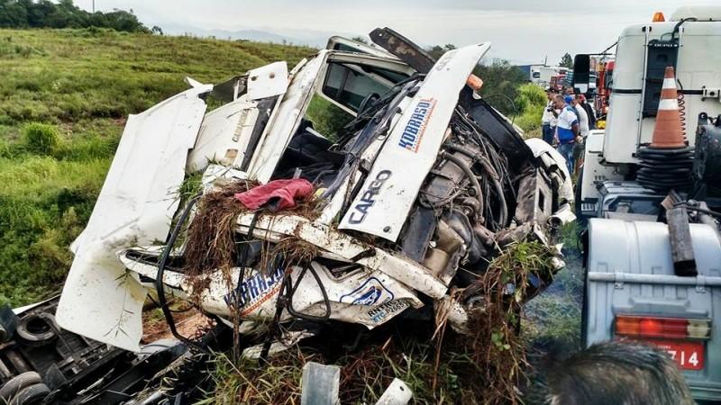 Caminhoneiro morre ao cair em ribanceira na BR-101