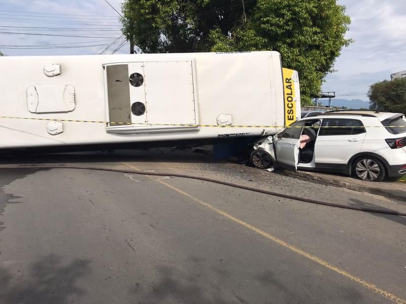 Após colisão com caminhão, ônibus tomba em cima de caminhonete em Criciúma 