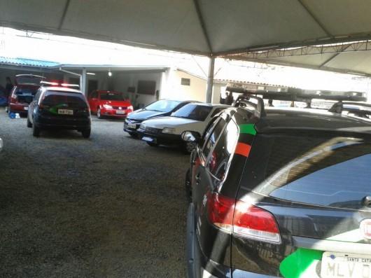 Polícia recolhe veículos em revenda na área central de Criciúma