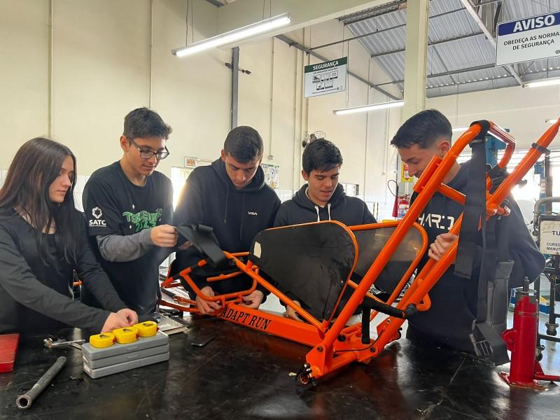 Alunos do Colégio Satc realizam serviços voluntários para projeto Pernas Solidárias 