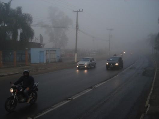 Névoa baixa, sol que racha
