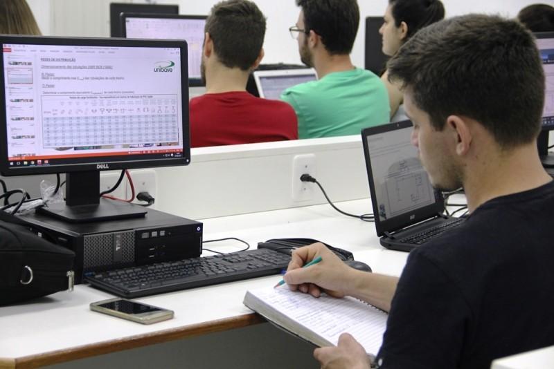 Cursos técnicos são opção para acessar o mercado de trabalho