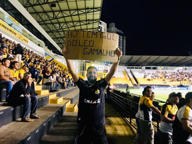 Torcida carvoeira volta a sorrir no estádio Heriberto Hülse  