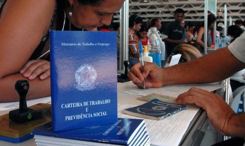 Rendimento do trabalhador cai 9,7% em um ano, diz IBGE