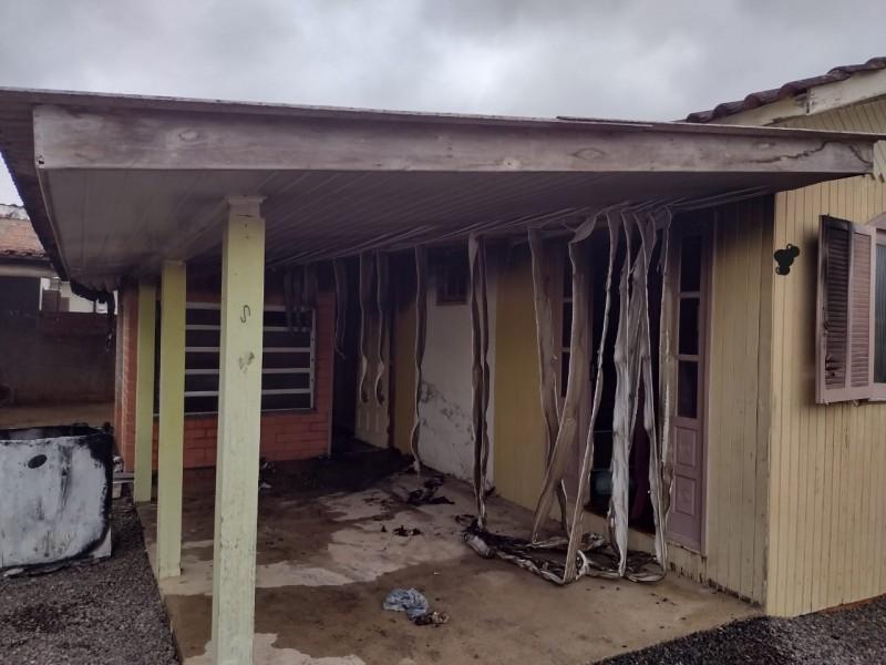 Incêndio atinge casa no bairro Madre Tereza em São Ludgero