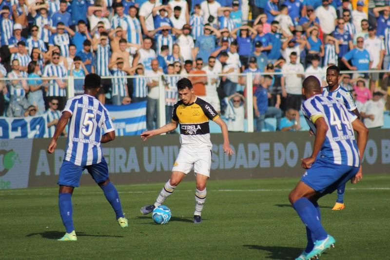 Com gol contra de Walisson Maia, Tigre perde clássico para o Avaí na Ressacada