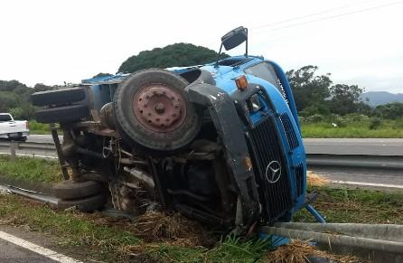 Motociclista morre em colisão envolvendo caminhão